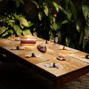 Queen's Brunch Dining Set of a Table Runner and 8 Table Mats