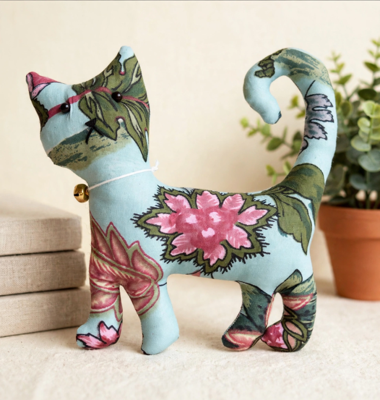 blue_pink_cat_left_914x960